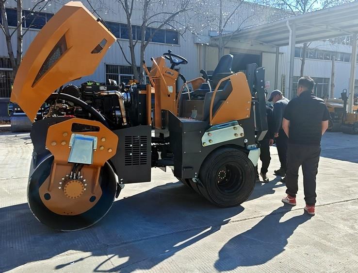 3月18日，哈薩克斯坦客戶來廠體驗(yàn)考察5噸膠輪壓路機(jī)