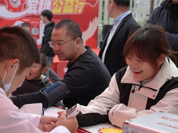 “小紅車”溫暖社區(qū)居民，愛糖公益行助力回歸健康生活